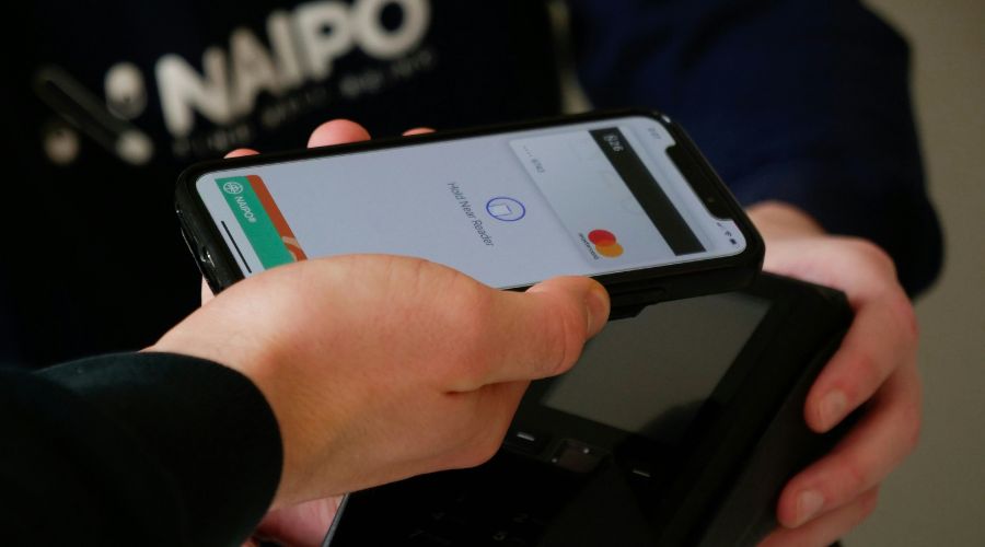Understanding Mobile Phone Credit Card Processing: Complete Guide 2 Mobile Credit Card Reader